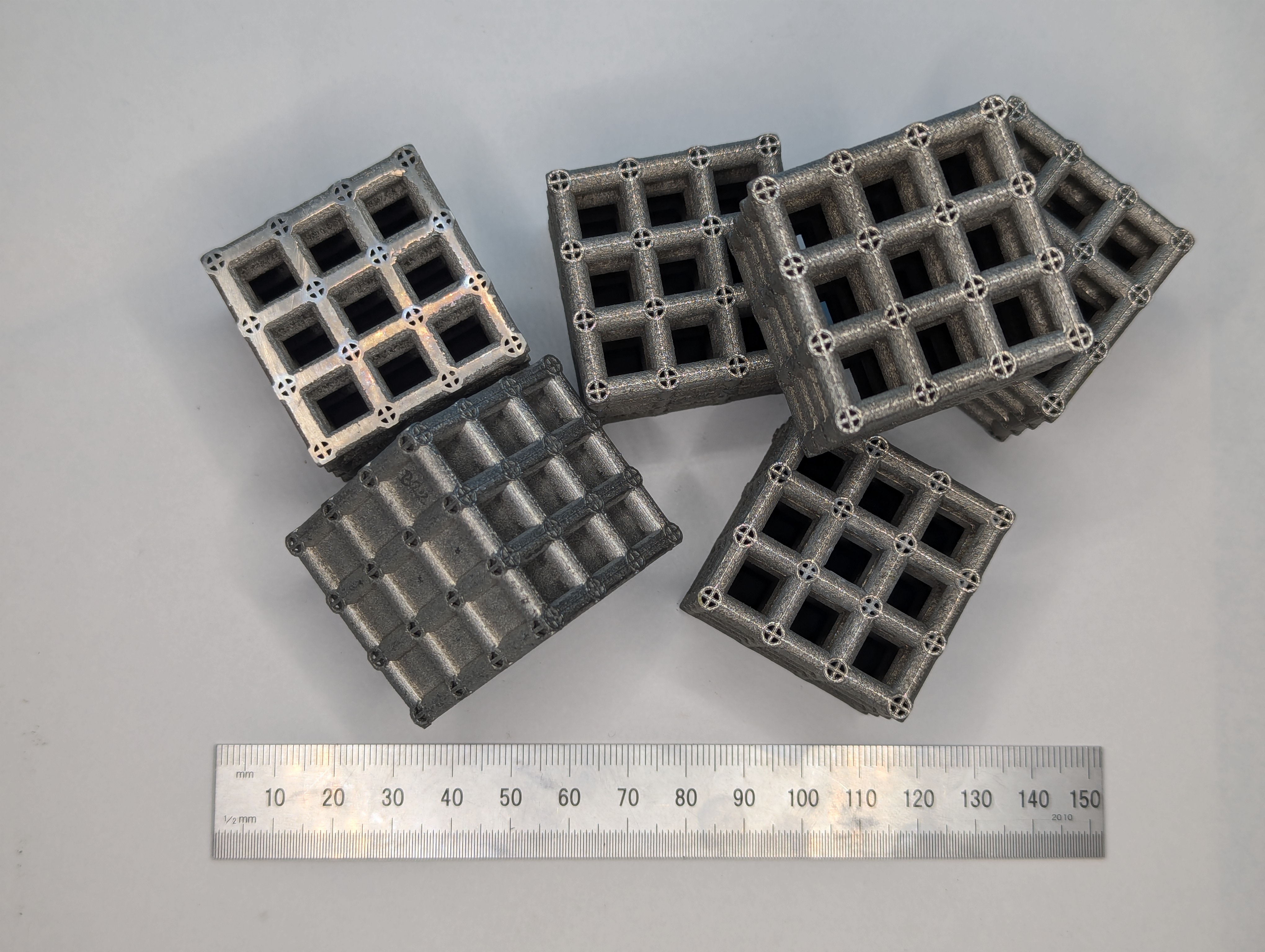 Lattice structures with scale ruler